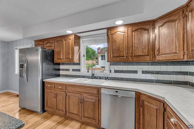 3939 SW Nottingham RD, Topeka, KS 66610