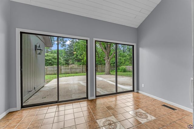 3939 SW Nottingham RD, Topeka, KS 66610