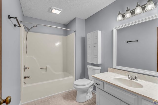 3939 SW Nottingham RD, Topeka, KS 66610