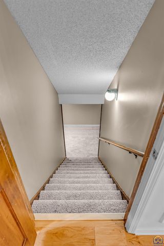 3939 SW Nottingham RD, Topeka, KS 66610