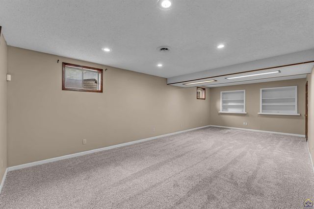3939 SW Nottingham RD, Topeka, KS 66610