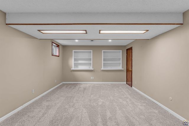 3939 SW Nottingham RD, Topeka, KS 66610
