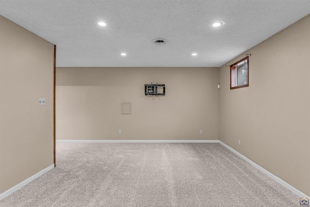 3939 SW Nottingham RD, Topeka, KS 66610