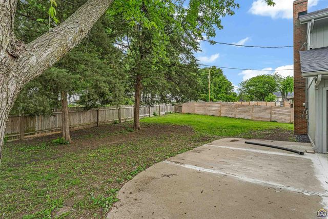 3939 SW Nottingham RD, Topeka, KS 66610
