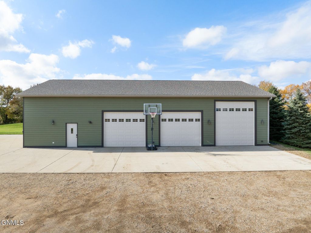 1300 104th Street SE, Minot, ND 58701 photo 4