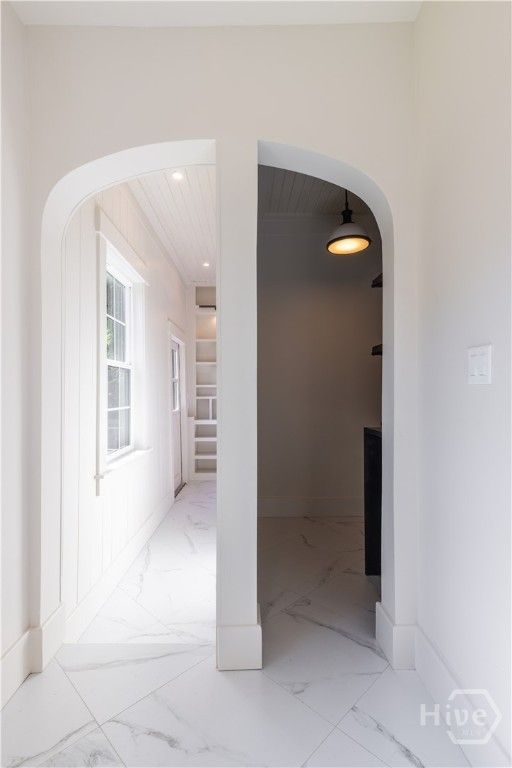 Image 10 of property listing at 635 Maupas Avenue, Savannah, GA 31401