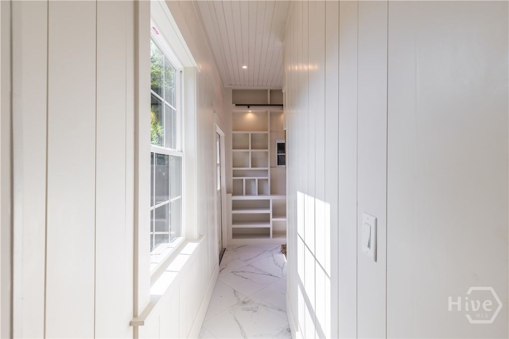 Image 11 of property listing at 635 Maupas Avenue, Savannah, GA 31401