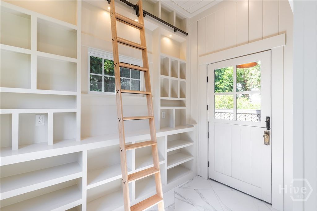 Image 12 of property listing at 635 Maupas Avenue, Savannah, GA 31401