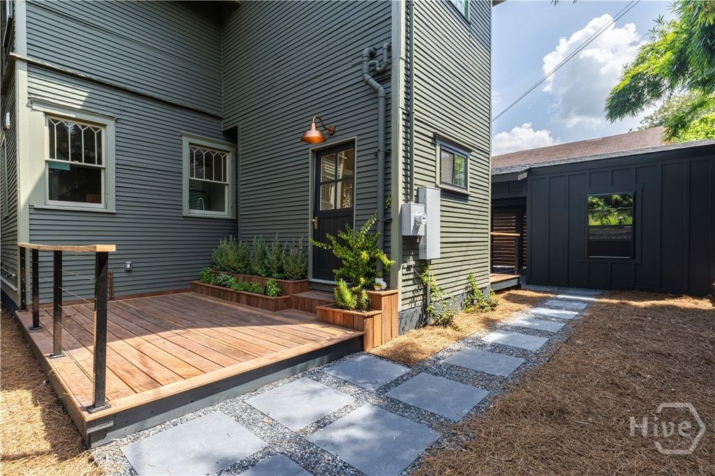 Image 13 of property listing at 635 Maupas Avenue, Savannah, GA 31401