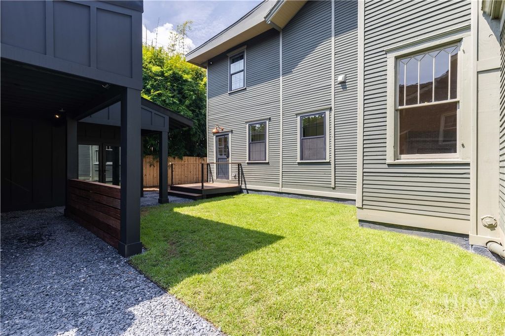 Image 15 of property listing at 635 Maupas Avenue, Savannah, GA 31401
