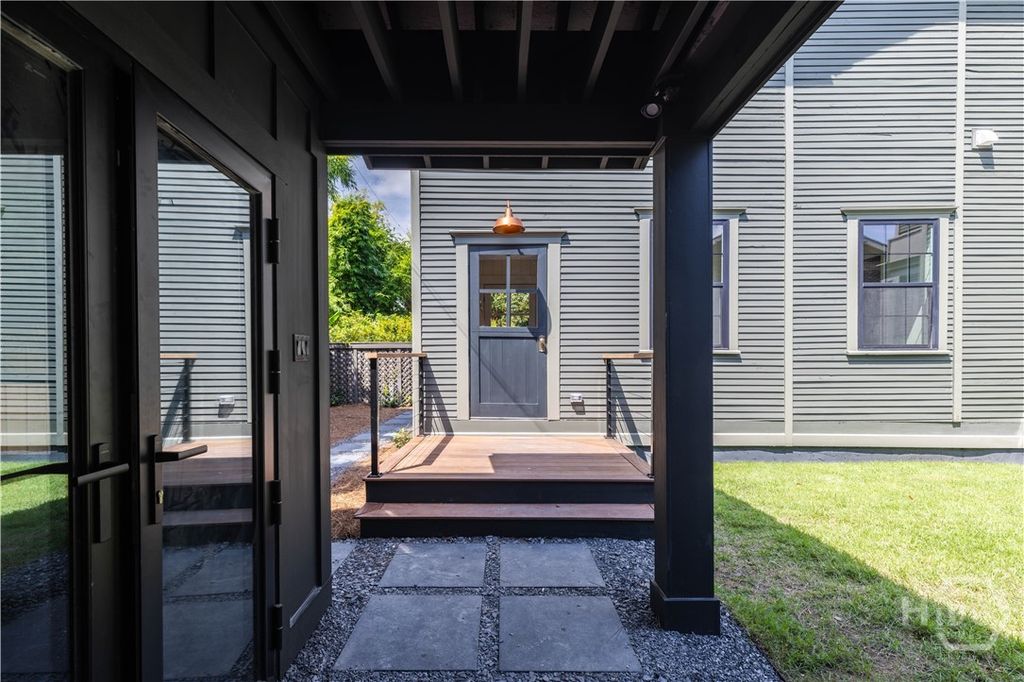 Image 16 of property listing at 635 Maupas Avenue, Savannah, GA 31401