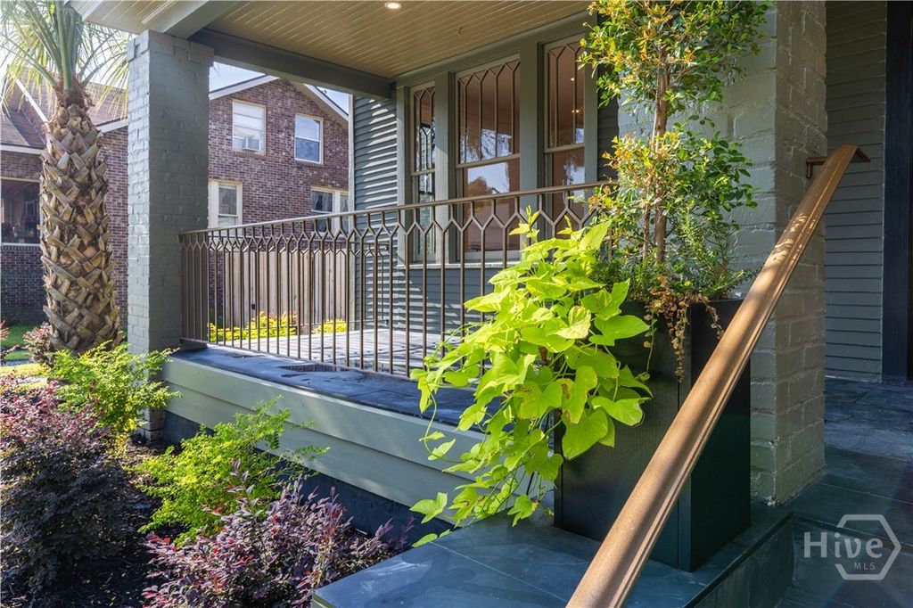 Image 2 of property listing at 635 Maupas Avenue, Savannah, GA 31401