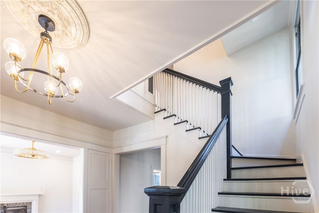 Image 21 of property listing at 635 Maupas Avenue, Savannah, GA 31401
