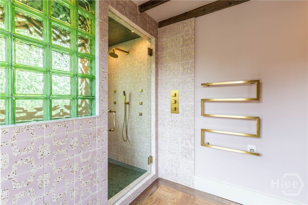 Image 27 of property listing at 635 Maupas Avenue, Savannah, GA 31401