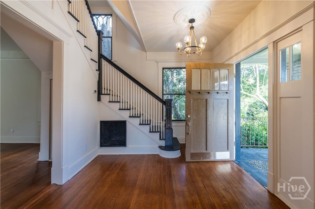 Image 3 of property listing at 635 Maupas Avenue, Savannah, GA 31401