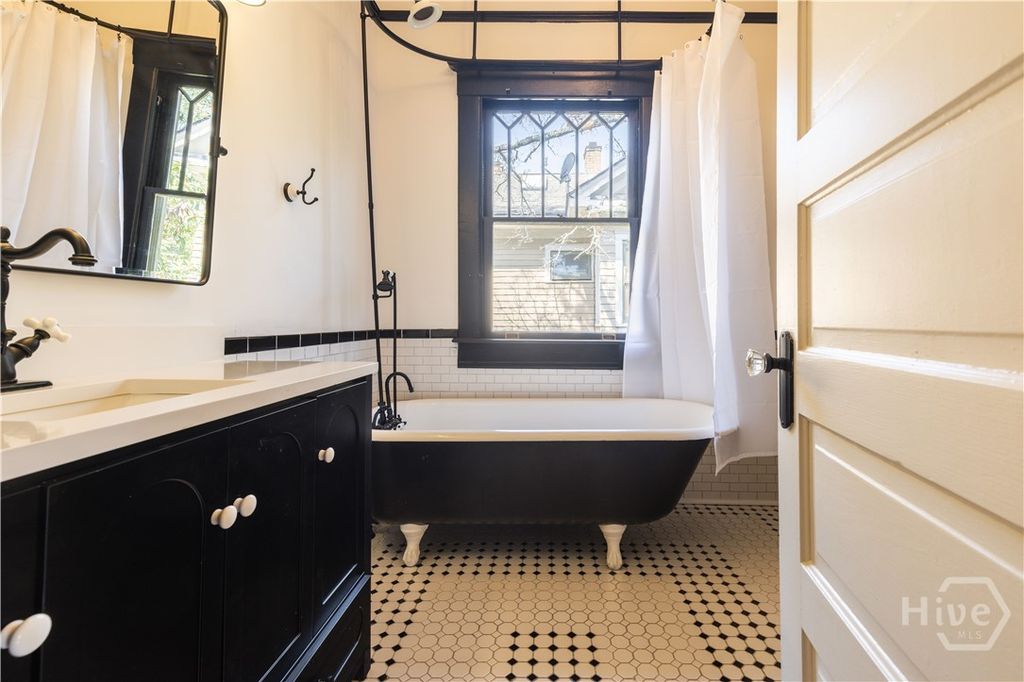 Image 34 of property listing at 635 Maupas Avenue, Savannah, GA 31401