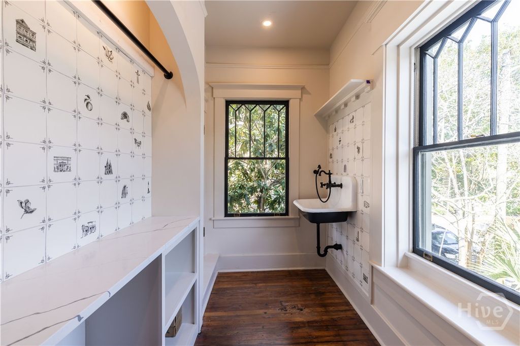 Image 35 of property listing at 635 Maupas Avenue, Savannah, GA 31401