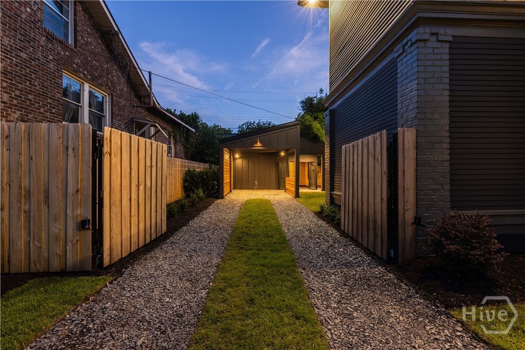 Image 38 of property listing at 635 Maupas Avenue, Savannah, GA 31401
