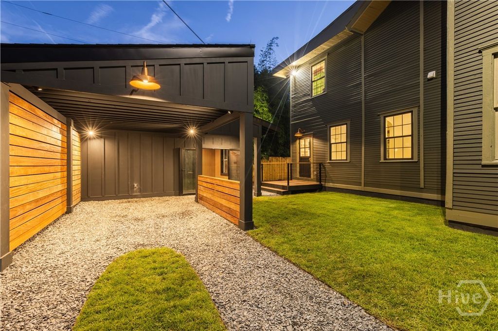 Image 39 of property listing at 635 Maupas Avenue, Savannah, GA 31401