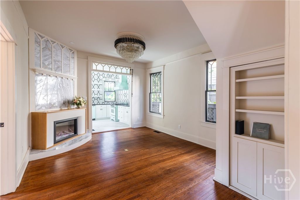 Image 5 of property listing at 635 Maupas Avenue, Savannah, GA 31401
