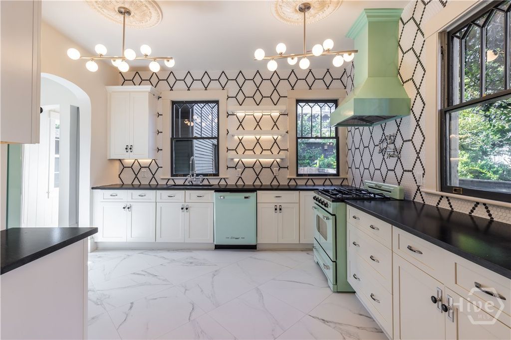 Image 6 of property listing at 635 Maupas Avenue, Savannah, GA 31401