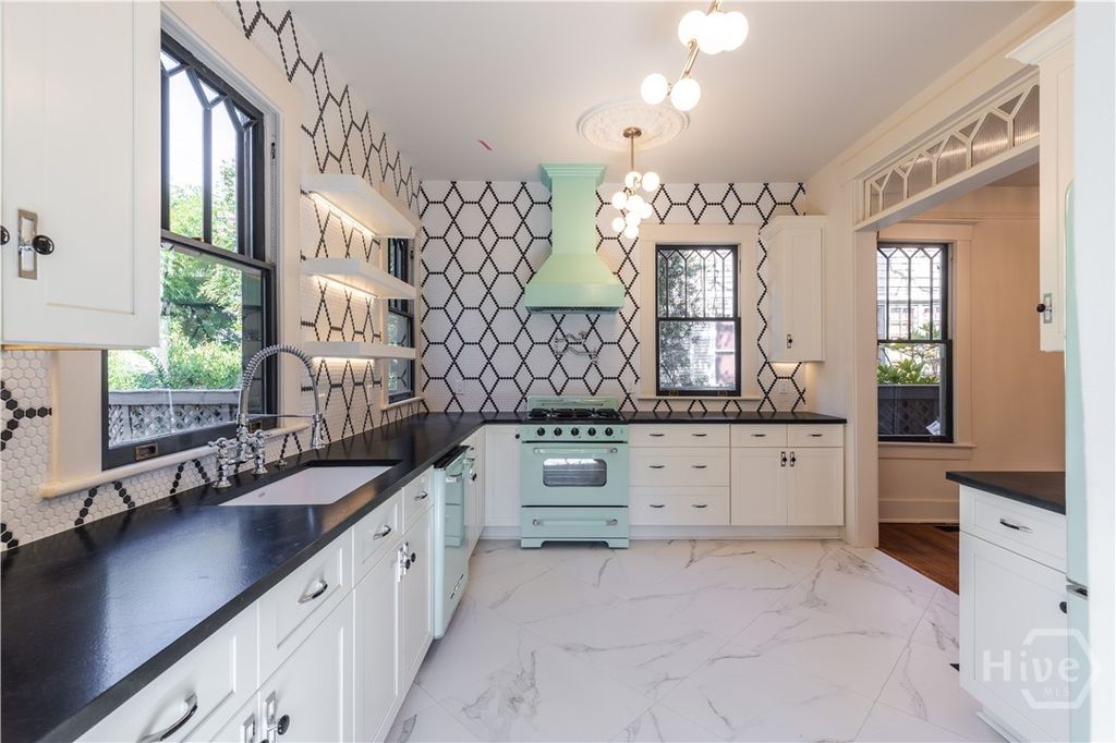 Image 7 of property listing at 635 Maupas Avenue, Savannah, GA 31401