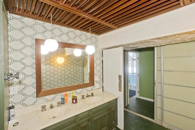 77 Central Park Dr, Holyoke, MA 01040