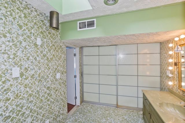 77 Central Park Dr, Holyoke, MA 01040