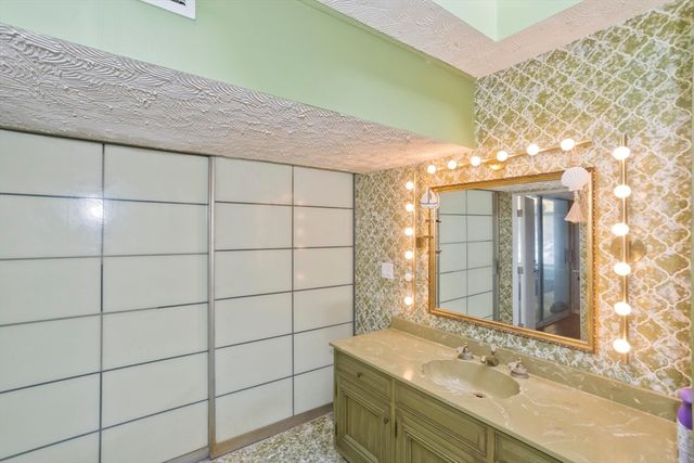 77 Central Park Dr, Holyoke, MA 01040