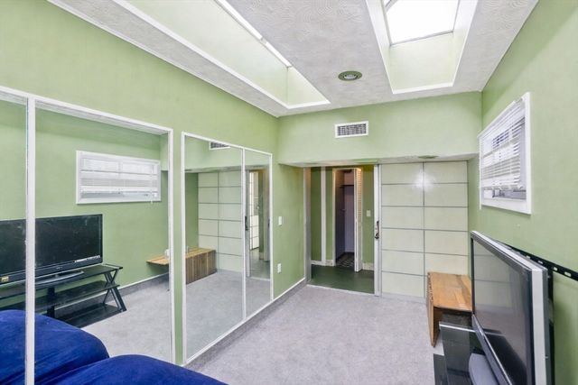 77 Central Park Dr, Holyoke, MA 01040