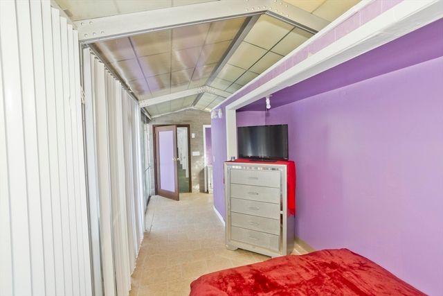 77 Central Park Dr, Holyoke, MA 01040