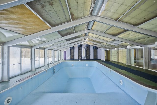 77 Central Park Dr, Holyoke, MA 01040