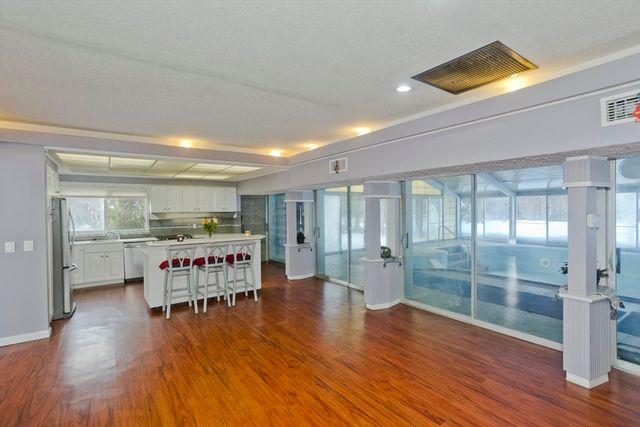 77 Central Park Dr, Holyoke, MA 01040