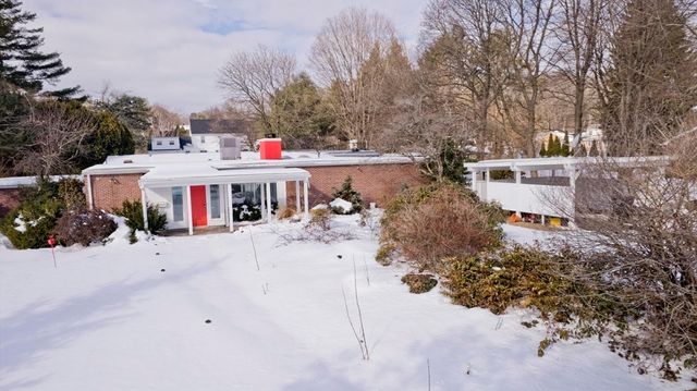 77 Central Park Dr, Holyoke, MA 01040