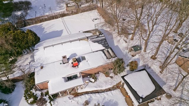 77 Central Park Dr, Holyoke, MA 01040