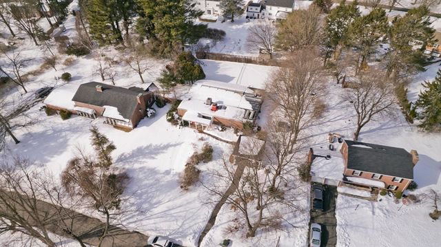 77 Central Park Dr, Holyoke, MA 01040