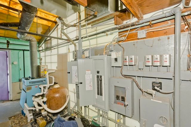 77 Central Park Dr, Holyoke, MA 01040