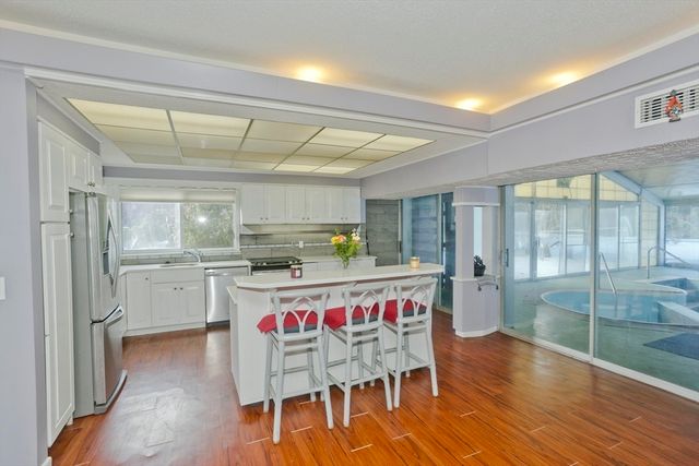 77 Central Park Dr, Holyoke, MA 01040