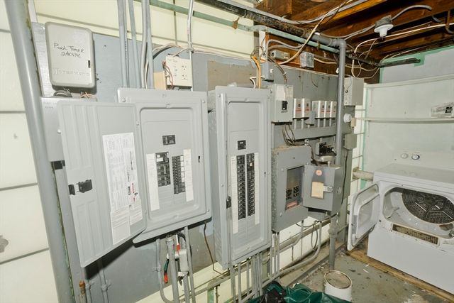 77 Central Park Dr, Holyoke, MA 01040