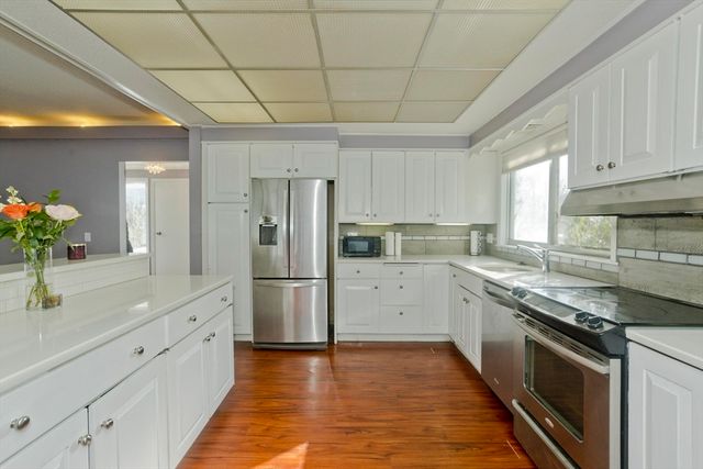 77 Central Park Dr, Holyoke, MA 01040