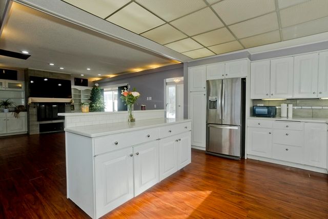 77 Central Park Dr, Holyoke, MA 01040