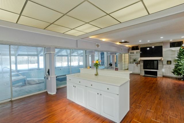 77 Central Park Dr, Holyoke, MA 01040