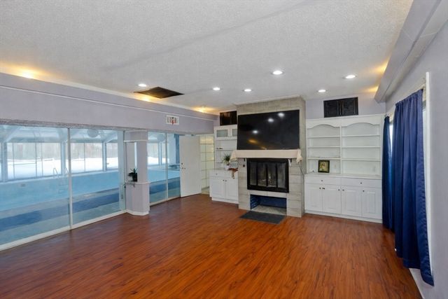 77 Central Park Dr, Holyoke, MA 01040