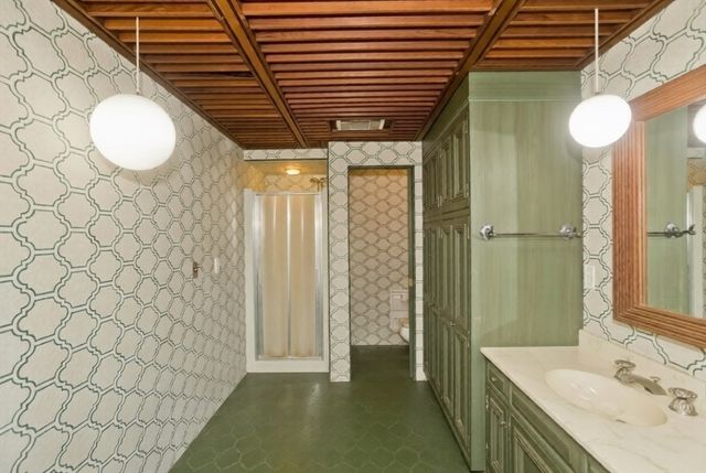 77 Central Park Dr, Holyoke, MA 01040