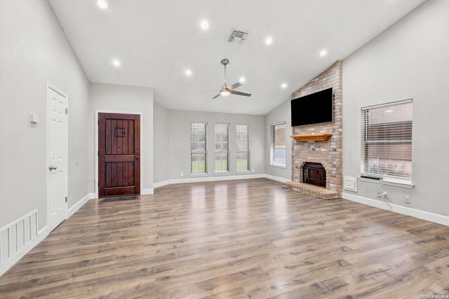 11302 FOREST SMT, Live Oak, TX 78233
