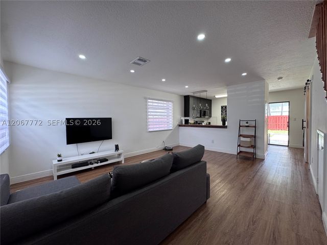 10651 NW 1st St 10651, Pembroke Pines, FL 33026