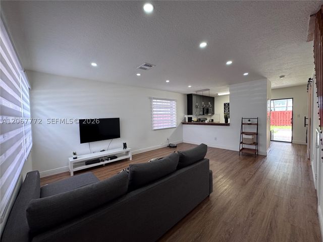 10651 NW 1st St 10651, Pembroke Pines, FL 33026
