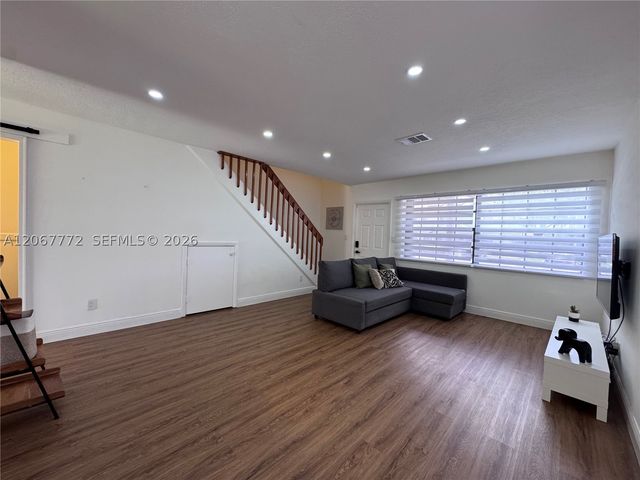 10651 NW 1st St 10651, Pembroke Pines, FL 33026