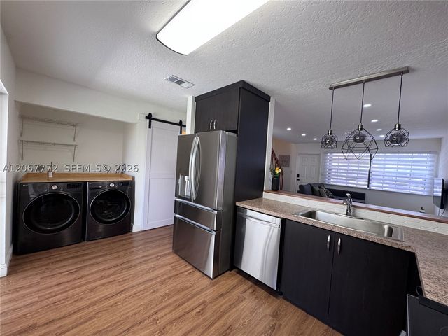 10651 NW 1st St 10651, Pembroke Pines, FL 33026