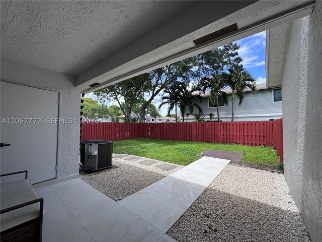 10651 NW 1st St 10651, Pembroke Pines, FL 33026